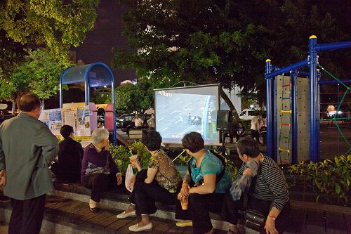 图3：以台湾小吃闻名的高雄六合观光夜市，法轮功真相点不停播放着《<span