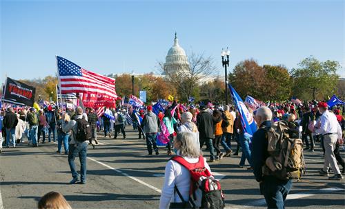 图3～4：中午时分，游行队伍从自由广场出发，途径宾夕法尼亚大道和宪法大道，行至美国最高法院。愿上帝保佑美国。